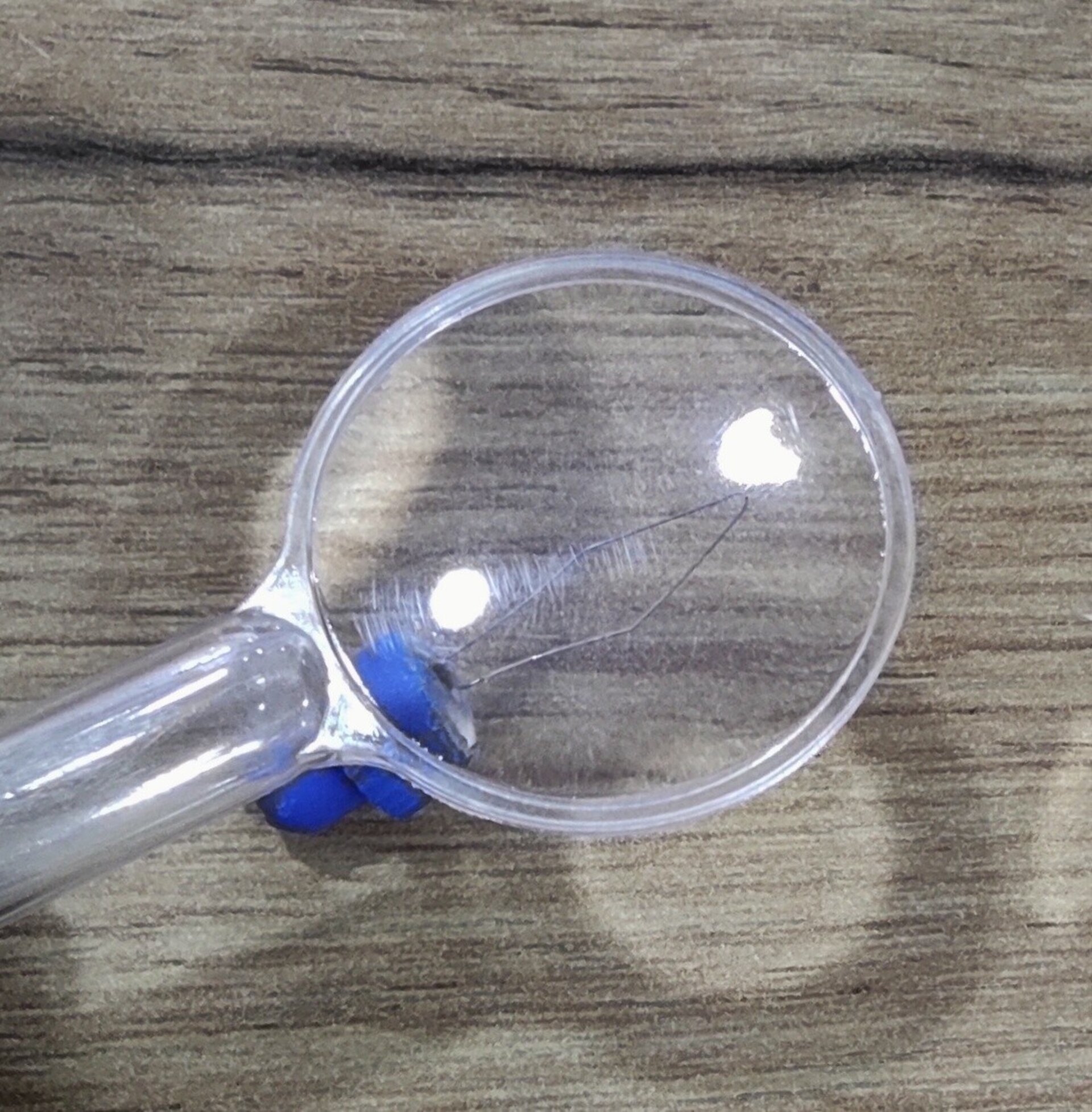 Enhebrador de agujas con lupa - 2